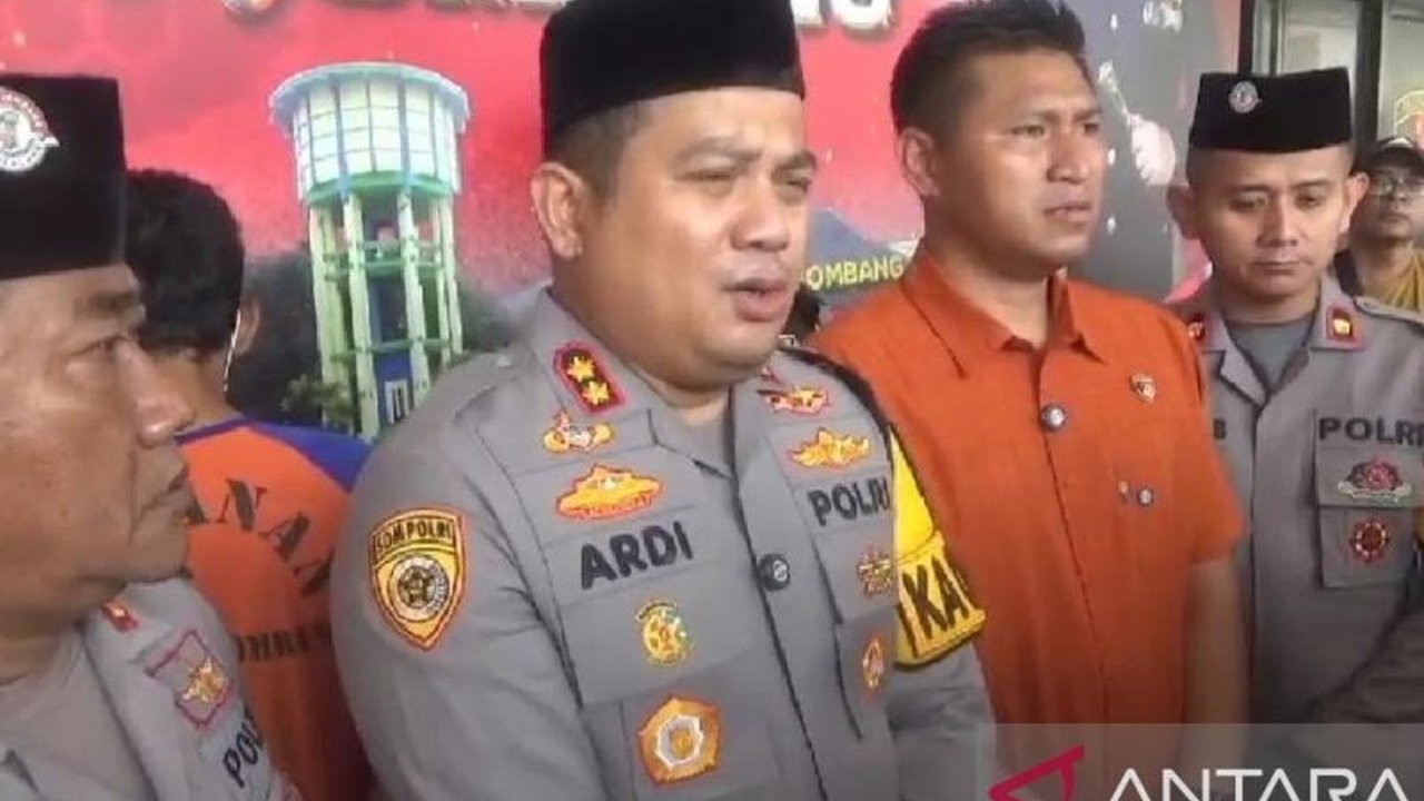 Polres Jombang ungkap motif mutilasi Agus Soleh (37) di Jombang; pelaku, EF (38), sakit hati pada korban setelah pesta miras dan cekcok.