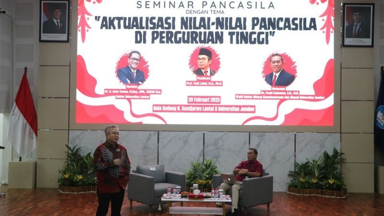 Prof. Yudi Latief memberikan pembekalan kepada dosen Universitas Jember tentang aktualisasi nilai-nilai Pancasila untuk membangun sumber daya manusia unggul dan mewujudkan kemajuan Indonesia.