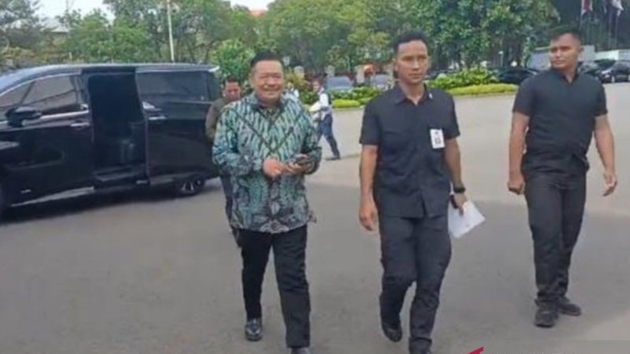 Presiden Prabowo Subianto mengumpulkan para hakim dari seluruh Indonesia di Istana Kepresidenan, menimbulkan spekulasi terkait agenda pertemuan tersebut.