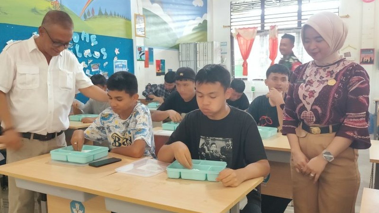 Anggota DPRD Kota Singkawang, Harry Sarasati Widha Sugeng, mengawal Program Makan Bergizi Gratis (MBG) yang dinilai sukses mencegah stunting dan memberdayakan UMKM.