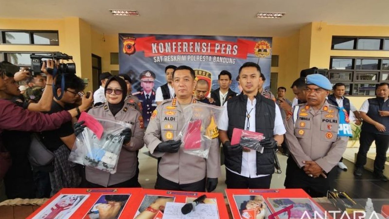 Polresta Bandung menangkap AF (27) yang membunuh kekasihnya, NA (26), karena menolak permintaan aborsi; pelaku menusuk korban 25 kali hingga meninggal bersama janin empat bulan di kandungannya.