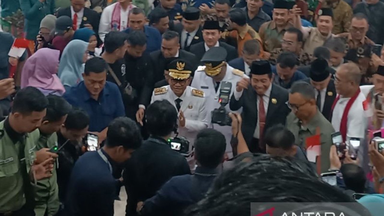 Gubernur DKI Jakarta, Pramono Anung, mengganti program 'Mobil Curhat' dengan membuka taman-taman di Jakarta selama 24 jam untuk menampung aspirasi warga.