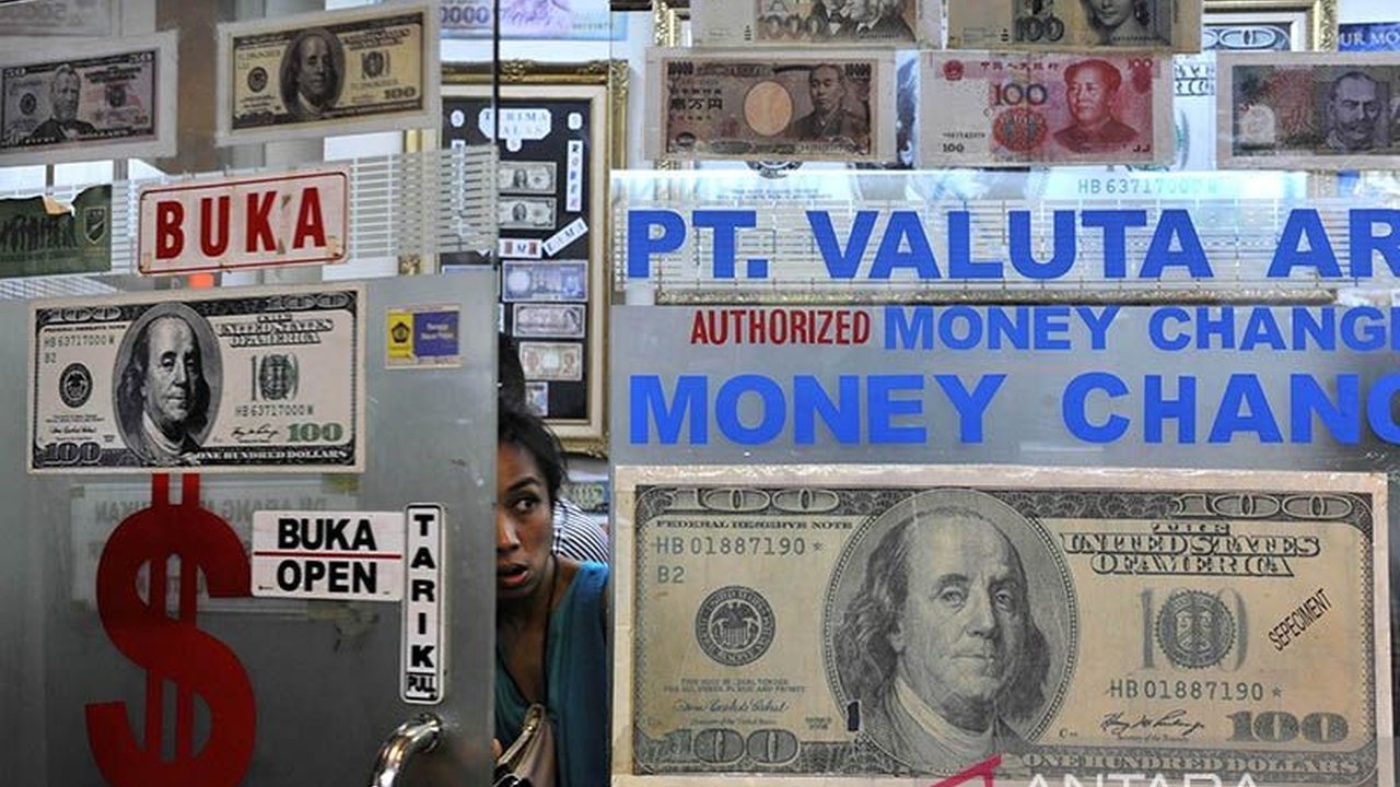 Surplus neraca pembayaran Indonesia tahun 2024 sebesar US$7,2 miliar menahan pelemahan rupiah terhadap dolar AS, meskipun ada tekanan dari kebijakan The Fed dan ketidakpastian global.