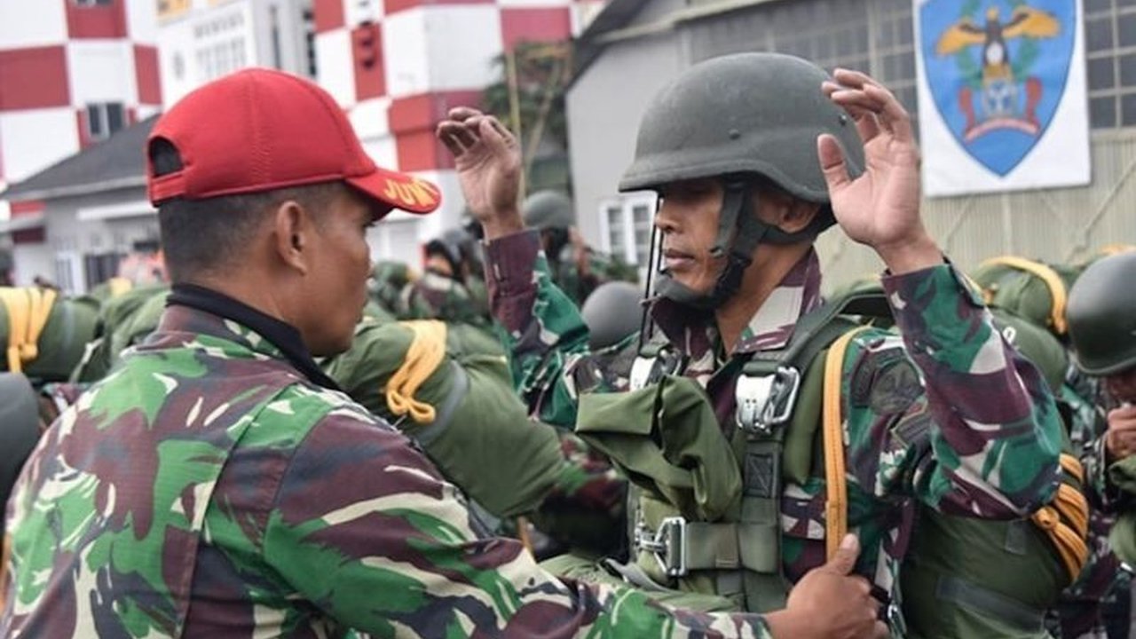 Kopasgat TNI AU menggelar latihan terjun penyegaran di Lanud Sulaiman, Bandung, untuk meningkatkan kemampuan tempur dan kepercayaan diri prajuritnya.