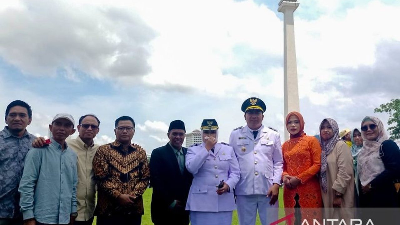 Bupati Situbondo, Yusuf Rio Wahyu Prayogo, dan Wakil Bupati Ulfiyah berkomitmen menjadi pelayan masyarakat yang baik setelah dilantik Presiden di Istana Negara.