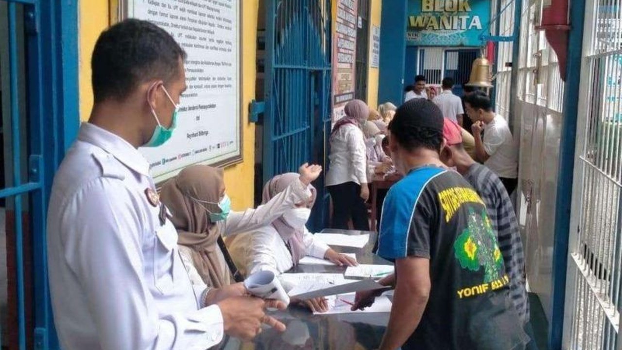 Lembaga Pemasyarakatan Kelas IIA Baubau dan Dinas Kesehatan Kota Baubau berkolaborasi dalam sosialisasi dan pemeriksaan penyakit menular seperti HIV dan TBC kepada 110 narapidana untuk deteksi dini dan pencegahan penyebaran.