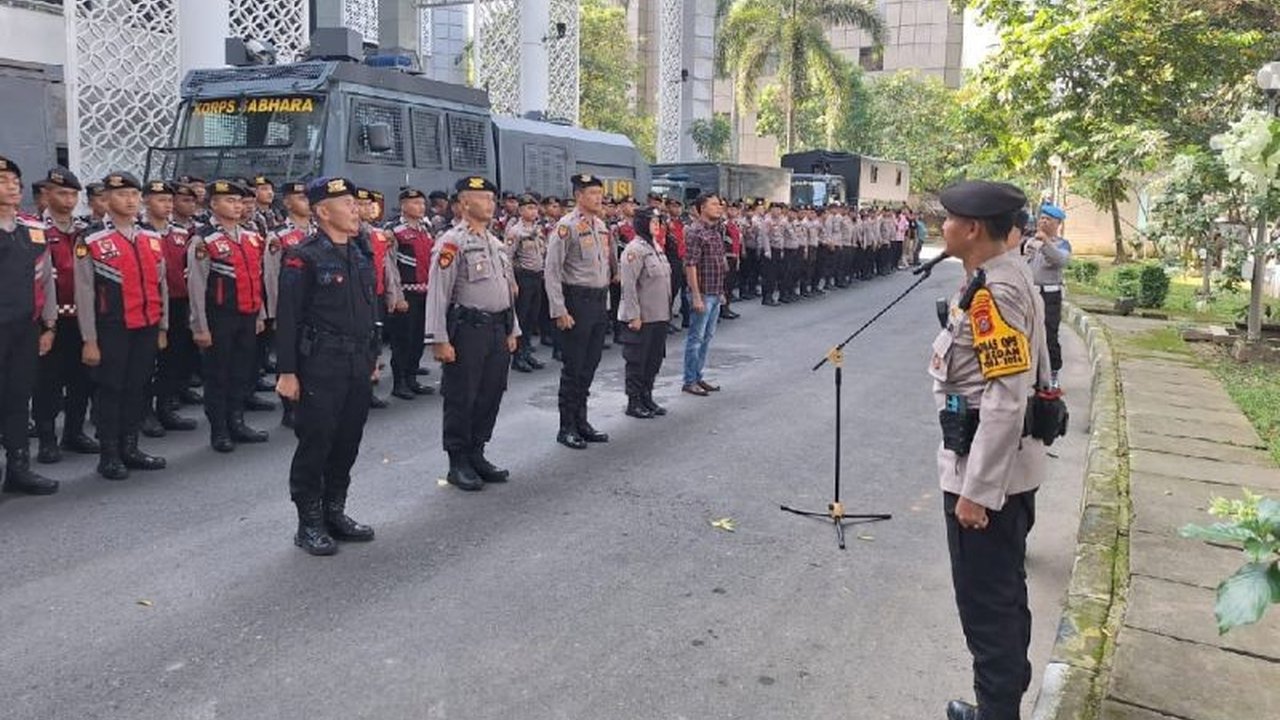 Polda Sumut siagakan 100 personel Brimob untuk antisipasi gangguan keamanan pasca pelantikan 961 kepala daerah di Jakarta,  melibatkan juga personel Samapta dan Polrestabes Medan.