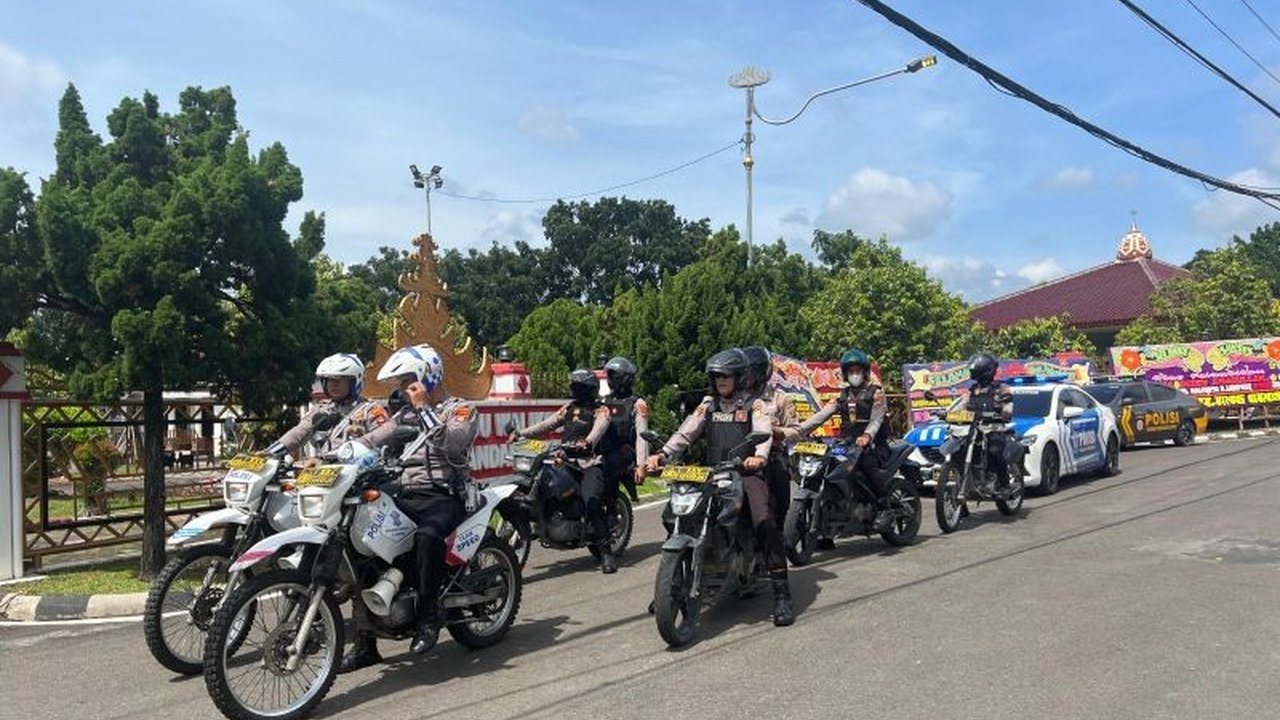 Polresta Bandarlampung menggelar patroli gabungan untuk menjaga keamanan dan ketertiban masyarakat (kamtibmas) selama pelantikan kepala daerah hasil Pilkada 2024, menyasar objek vital dan kantor pemerintahan.