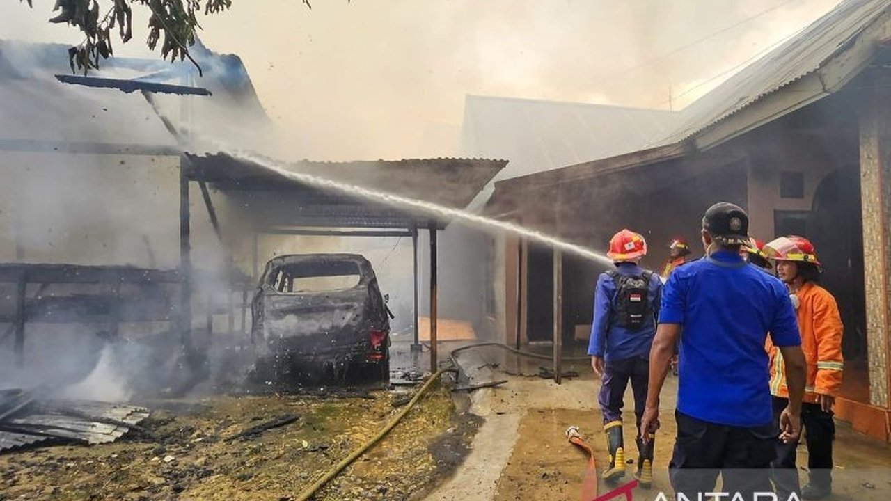 Kebakaran gudang kayu dan satu unit mobil di Kendari, Sulawesi Tenggara, menghanguskan bangunan dan kendaraan dengan kerugian ditaksir mencapai Rp185 juta, beruntung tidak ada korban jiwa.