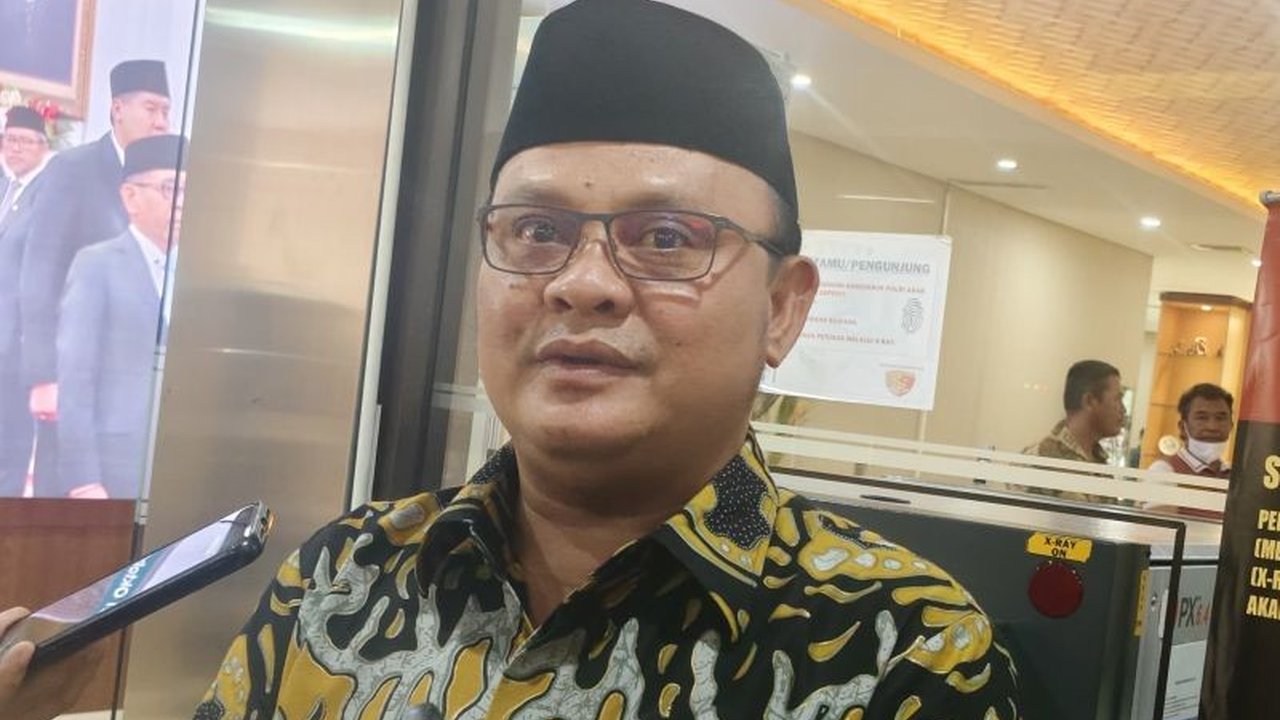 Kepala Desa Segarajaya, Abdul Rosyid, diperiksa Bareskrim Polri sebagai saksi terkait kasus dugaan pemalsuan 93 sertifikat hak milik (SHM) di area pagar laut Bekasi yang diduga melibatkan perubahan data subjek, objek, dan lokasi.