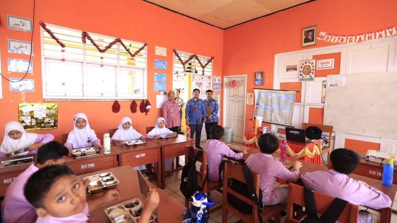 Ombudsman Gorontalo melakukan pemantauan terhadap Program Makanan Bergizi Gratis (MBG) di SDN 77 dan SMPN 8 Kota Gorontalo, memastikan distribusi berjalan lancar dan tepat waktu tanpa mengganggu proses belajar mengajar.