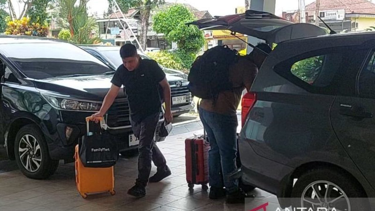 Para utusan kepala daerah dari berbagai wilayah di Indonesia mengirimkan perlengkapan untuk mengikuti retret orientasi kepemimpinan di Akmil Magelang, Jawa Tengah, yang akan berlangsung pada 21-28 Februari 2025.