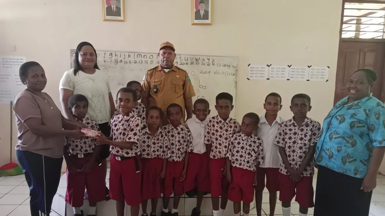 Kampung Hufio, Maybrat, mengalokasikan Rp49 juta dari dana kampung tahun 2024 untuk membiayai pendidikan 51 siswa dari tingkat TK hingga perguruan tinggi, menunjukkan komitmen nyata terhadap peningkatan kualitas pendidikan.