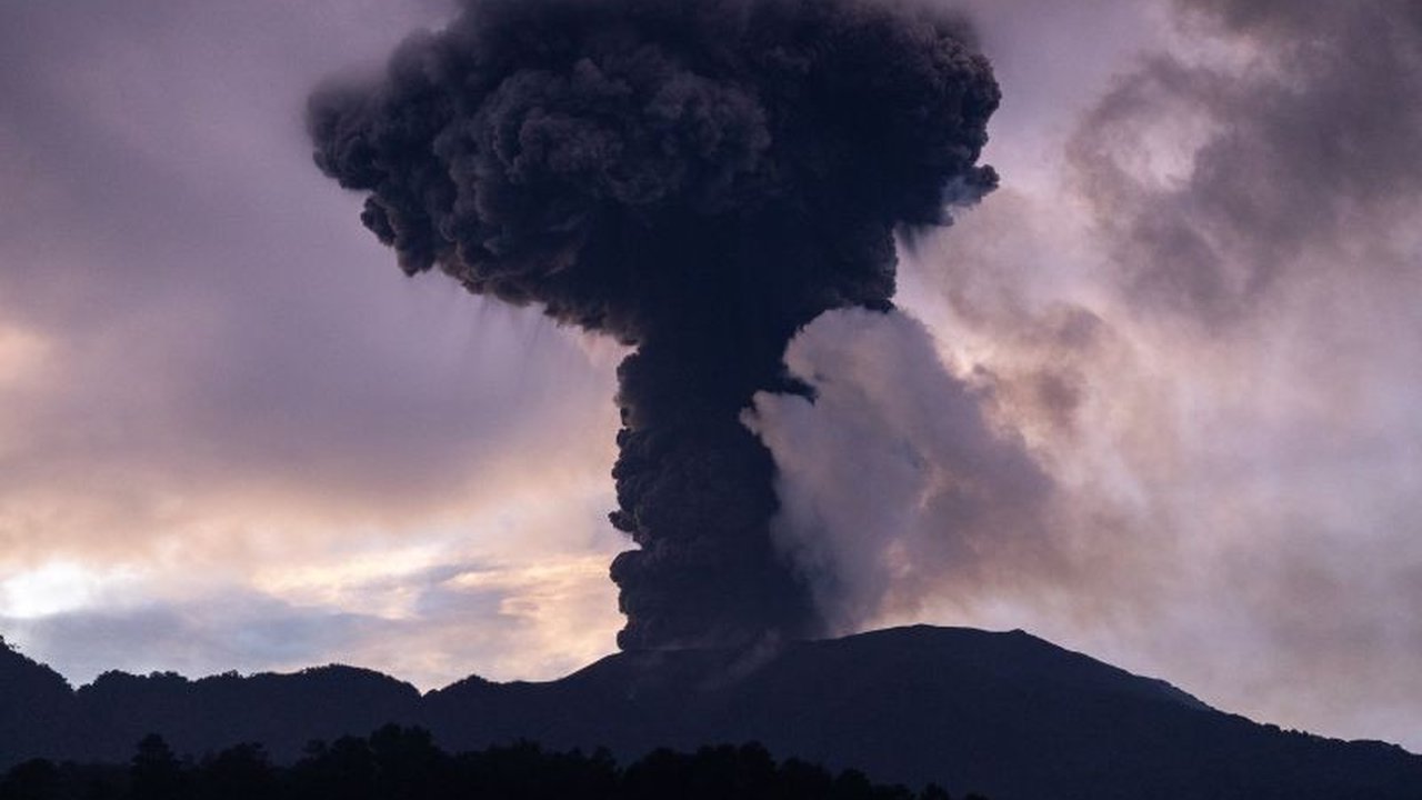 Gunung Marapi di Sumatera Barat menunjukkan peningkatan aktivitas vulkanik secara fluktuatif, meskipun status waspada (Level II) masih dipertahankan.