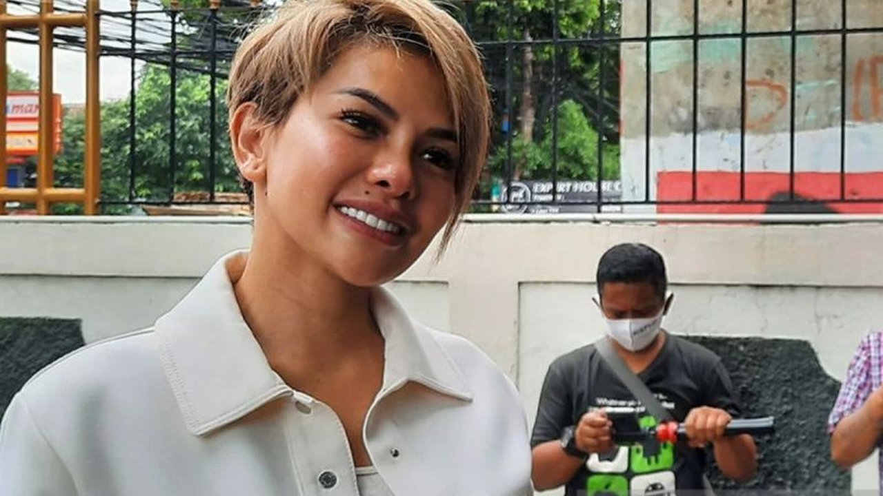 Artis Nikita Mirzani dan asistennya ditetapkan sebagai tersangka kasus dugaan pemerasan terhadap seorang dokter; pemeriksaan ditunda karena alasan pekerjaan.