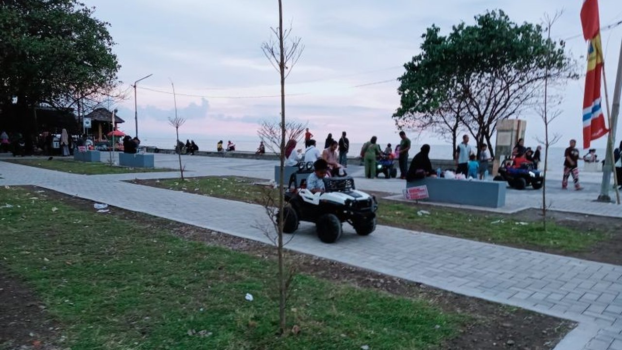 Revitalisasi Pantai Ampenan di Mataram, NTB, berhasil meningkatkan jumlah pengunjung hingga 1.000 orang per akhir pekan, namun menimbulkan tantangan baru dalam pengelolaan kebersihan.