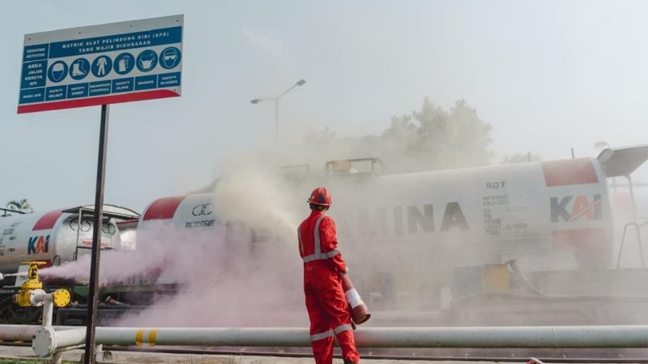 Pertamina Patra Niaga Regional Jatimbalinus menggelar simulasi penanganan darurat kecelakaan kereta api pengangkut BBM di Malang, menekankan pentingnya pemahaman prosedur dan koordinasi untuk keselamatan masyarakat.