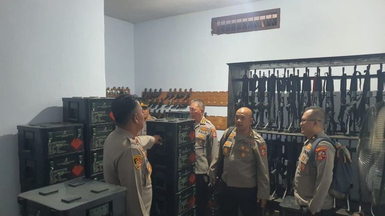 Puslitbang Polri melakukan evaluasi kualitas gudang penyimpanan senjata api dan amunisi di Polres Ternate untuk memastikan keamanan dan efektivitas operasional kepolisian.