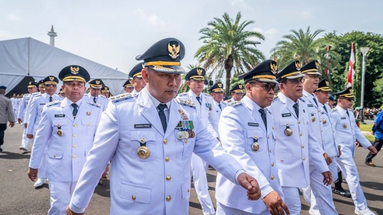 Samsul Rizal, mantan prajurit TNI AD dengan enam bintang jasa, dilantik sebagai Bupati Hulu Sungai Tengah (HST), Kalimantan Selatan, periode 2025-2030.