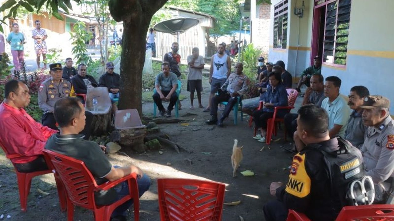Pemerintah Kabupaten Alor, bersama TNI dan Polri, berhasil mendamaikan konflik antara pemuda Wetabua dan Kampung Baru yang mengakibatkan tujuh orang luka panah, dengan kesepakatan membangun posko keamanan bersama.