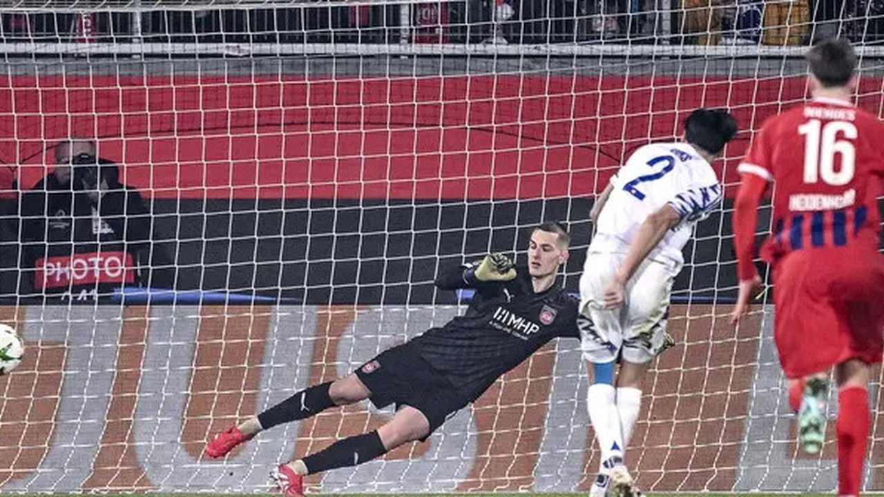 Pemain Timnas Indonesia, Kevin Diks, ketika mengeksekusi penalti dan membawa klubnya, Copenhagen, memenangkan pertandingan play-off 16 besar UEFA Conference League melawan Heidenheim 1846 di