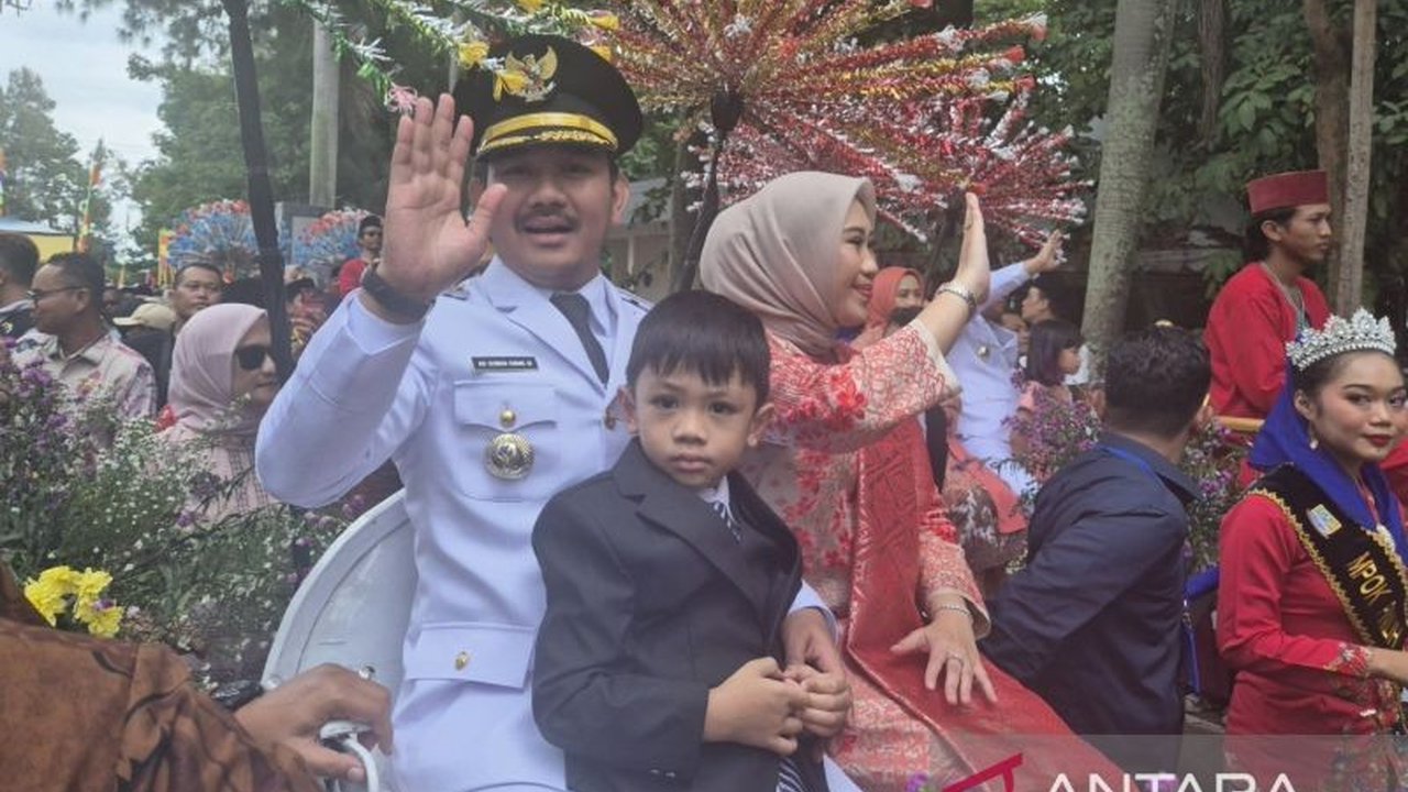 Bupati Bekasi, Ade Kuswara Kunang, langsung tancap gas jalankan program unggulan 100 hari pertama, fokus pada infrastruktur, bantuan rumah tidak layak huni, dan insentif guru ngaji.