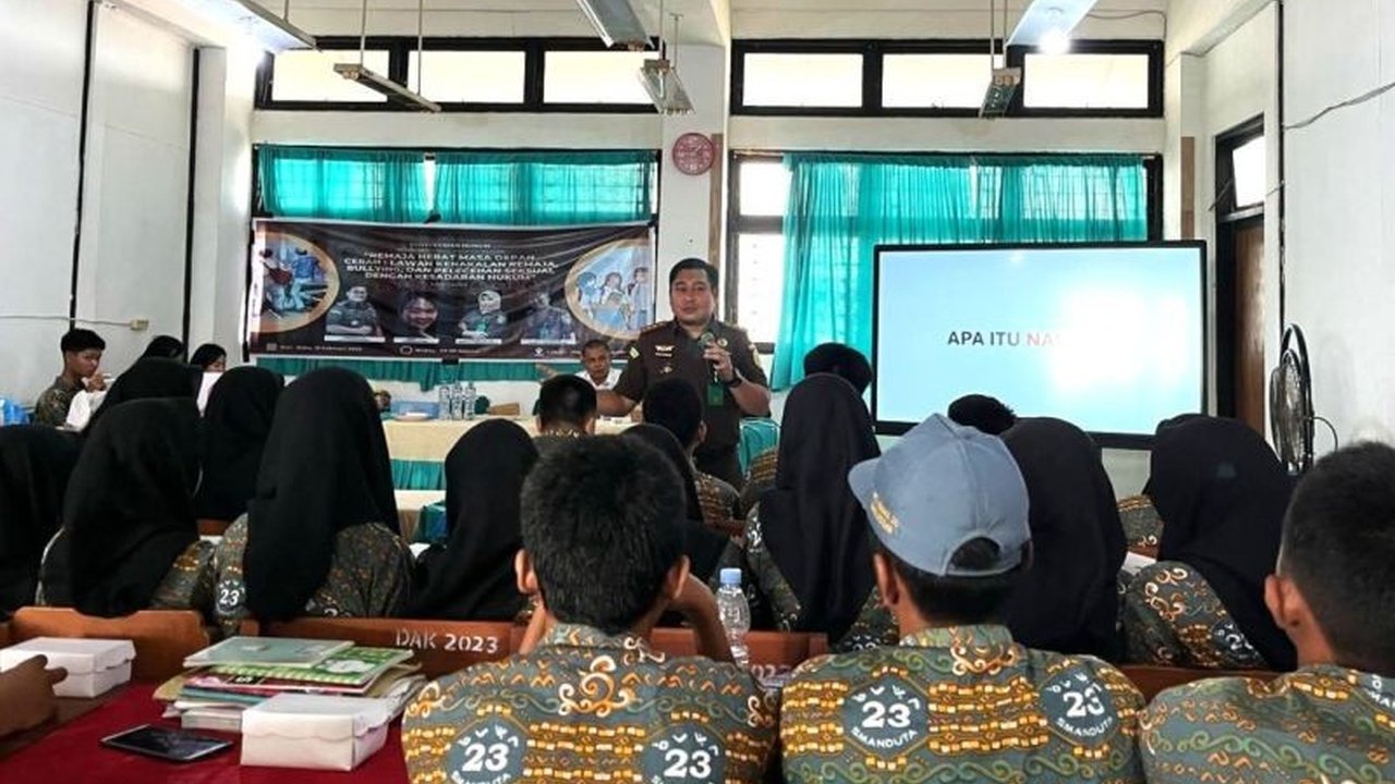 Kejaksaan Tinggi Sulsel memberikan penyuluhan hukum kepada siswa SMAN 23 Makassar tentang bahaya penyalahgunaan narkoba dan pentingnya kesadaran hukum bagi generasi muda.