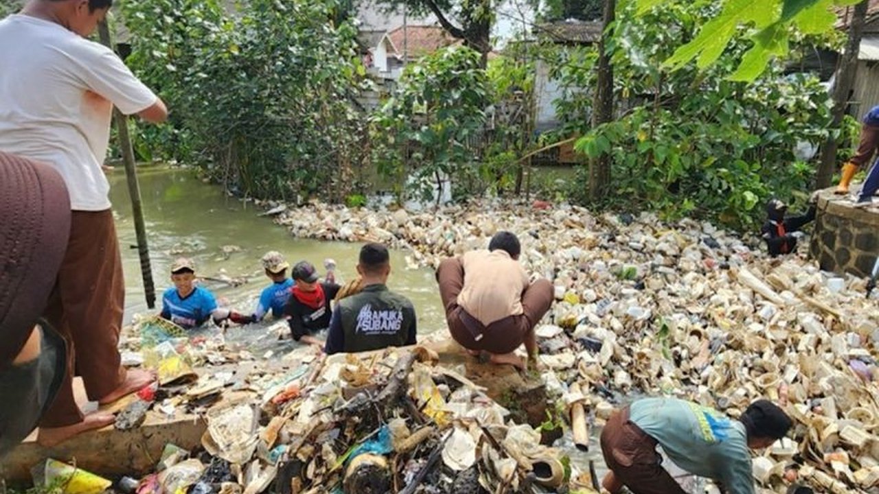 PT Pertamina EP Subang Field bersama masyarakat membersihkan Kali Sewo di Subang, Jawa Barat, untuk mencegah banjir dan meningkatkan kesadaran lingkungan.