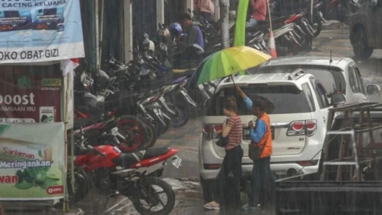 Hujan Guyur Sebagian Besar Kota Besar di Indonesia Hari Ini, Waspada Potensi Petir!