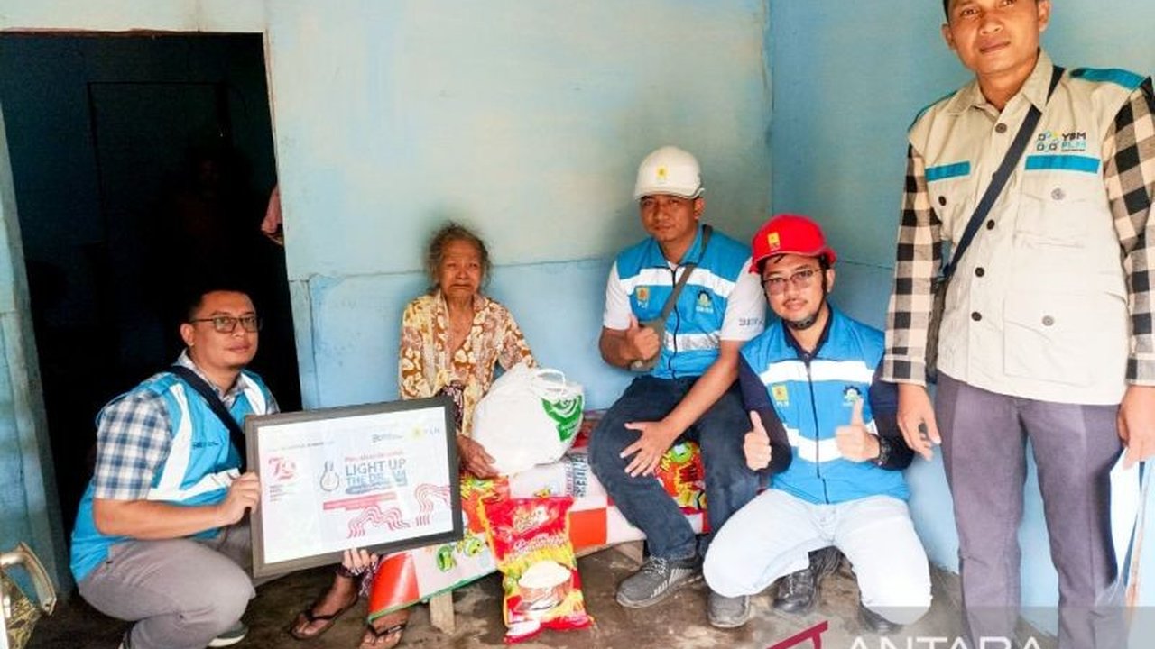 PT PLN UP3 Situbondo menyalurkan sambungan listrik gratis kepada warga kurang mampu dan empat musholla melalui program Light Up The Dream (LUTD) sebagai wujud komitmen terhadap kesejahteraan masyarakat.