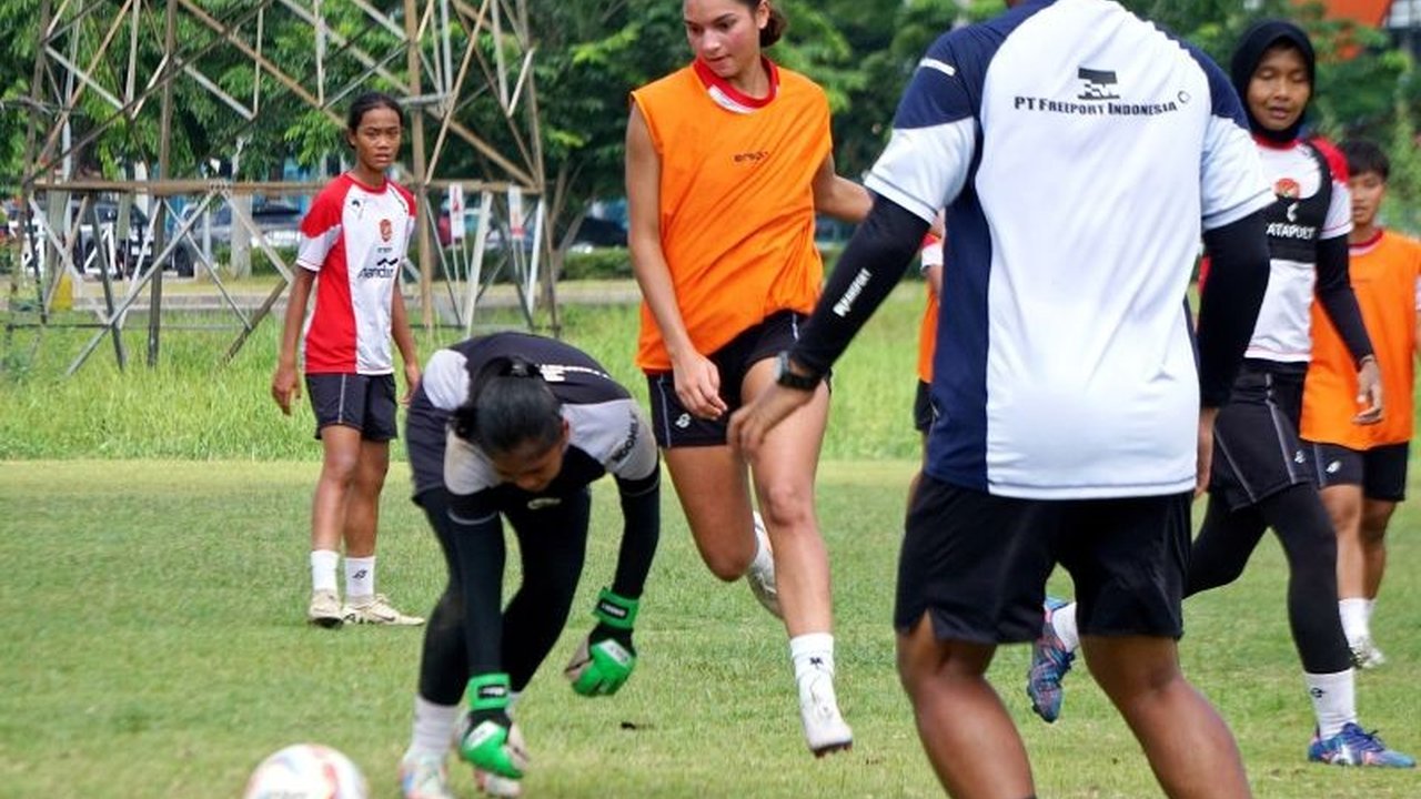 Pemain Timnas Putri Indonesia, Estella Loupatty, bertekad mencetak gol dan mengantarkan kemenangan saat melawan Arab Saudi di FIFA Matchday, memanfaatkan peningkatan performa tim dan adaptasi cepatnya di Surabaya.