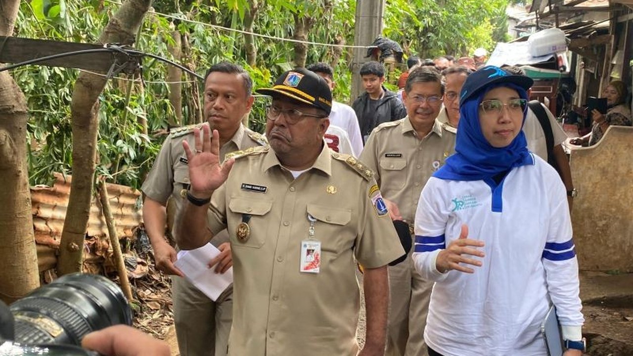 Wakil Gubernur DKI Jakarta, Rano Karno, langsung meninjau lokasi banjir di Kali Krukut pada hari pertama bekerja, memprioritaskan pengerukan sungai sebagai program 100 hari kerja.