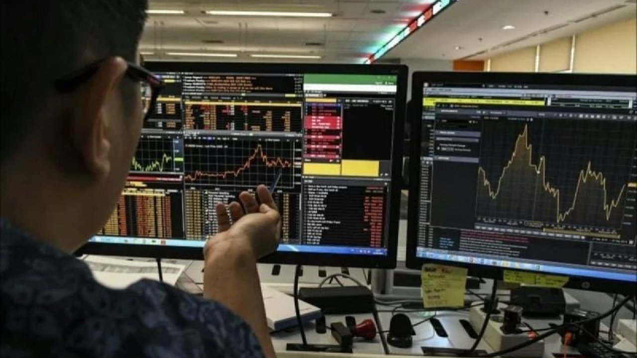 Indeks Harga Saham Gabungan (IHSG) Bursa Efek Indonesia (BEI) melemah pada Jumat pagi, mengikuti tren penurunan bursa saham global di tengah kekhawatiran investor terhadap berbagai faktor ekonomi dan politik.