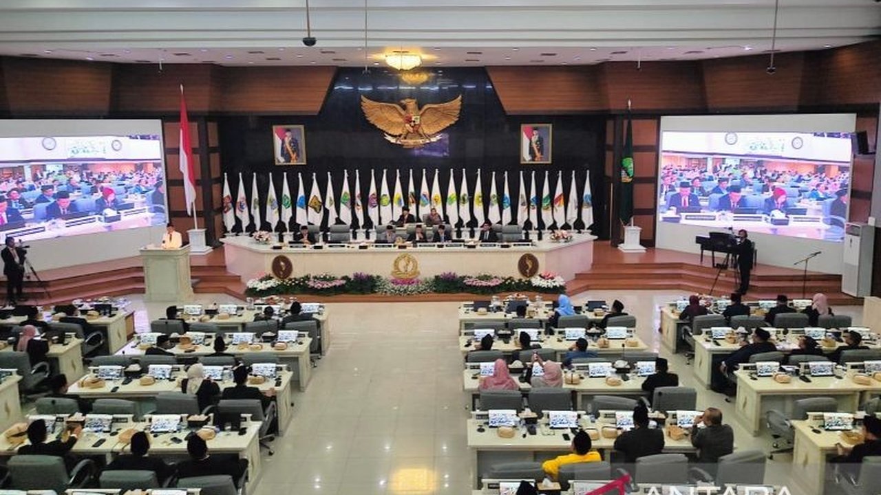 Dedi Mulyadi dan Erwan Setiawan resmi menjabat sebagai Gubernur dan Wakil Gubernur Jawa Barat, menggantikan Bey Triadi Machmudin dalam serah terima jabatan yang berlangsung di Gedung DPRD Jawa Barat.