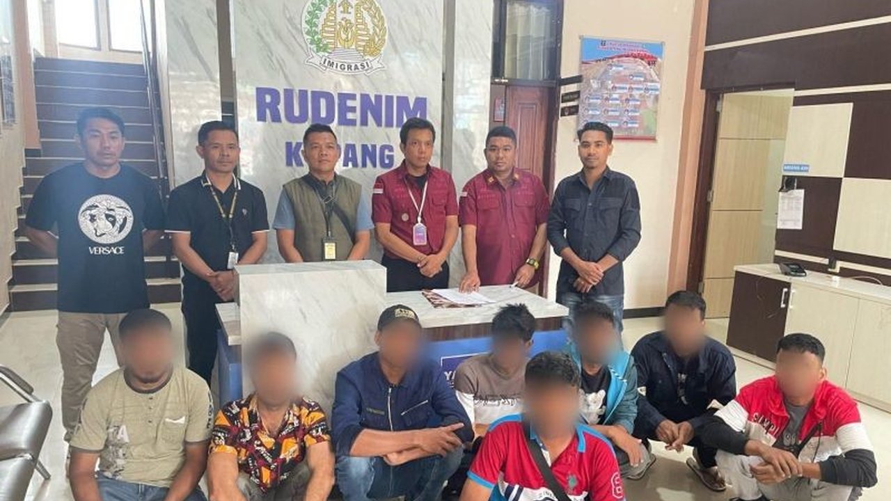 Rumah Detensi Imigrasi Kupang memindahkan delapan warga negara asing asal Bangladesh ke Atambua untuk mempermudah penyelidikan dan koordinasi dengan Kejaksaan Negeri Atambua.