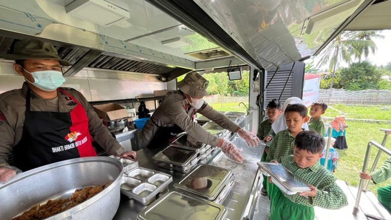 Satgas Madago Raya Polda Sulteng telah melaksanakan Program Makan Bergizi Gratis (MBG) di enam sekolah di Poso, menjangkau 883 siswa dalam upaya mendukung kesejahteraan anak dan program pemerintah.