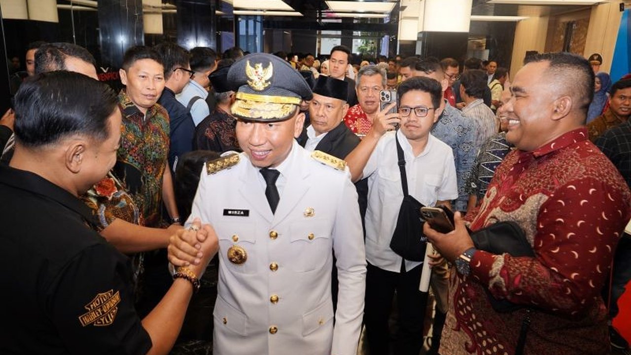 Gubernur Lampung, Rahmat Mirzani Djausal, melihat pelantikan kepala daerah sebagai langkah awal pembangunan Provinsi Lampung menuju Indonesia Emas, dengan fokus pada peningkatan pendapatan per kapita dan pengentasan kemiskinan.