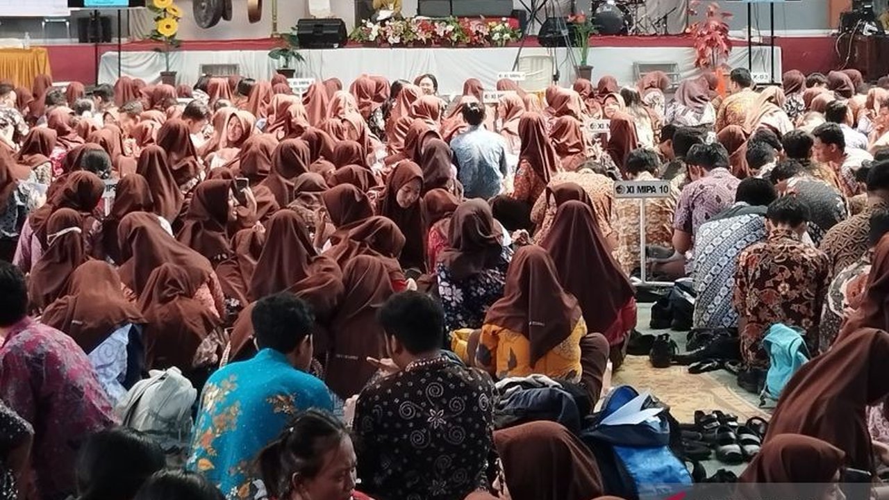 Pemkab Kudus berupaya memenuhi kewajiban honor kesejahteraan guru swasta (HKGS) meskipun pemerintah pusat menginstruksikan efisiensi anggaran tahun 2025, dengan melakukan pemetaan program dan efisiensi anggaran di berbagai OPD.