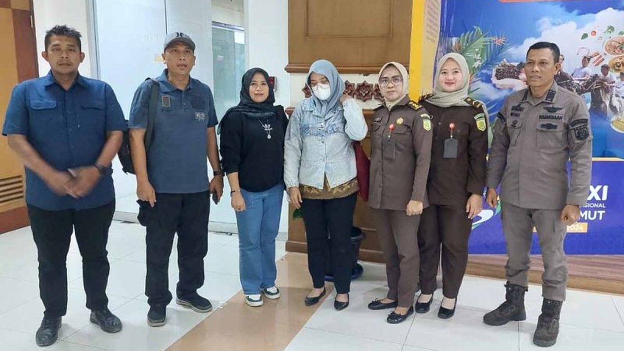 Uchik Trisilia Putri, buronan kasus khalwat selama sembilan tahun, akhirnya ditangkap Kejagung di Kediri dan menjalani hukuman penjara di Aceh.