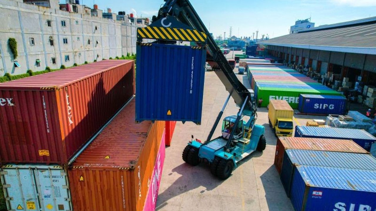 PT Pelindo Solusi Logistik (SPSL) mencatat pertumbuhan signifikan layanan logistik hingga 1,35 juta boks di 2024, mendorong pertumbuhan ekonomi nasional dan kinerja pergudangan yang meningkat pesat.