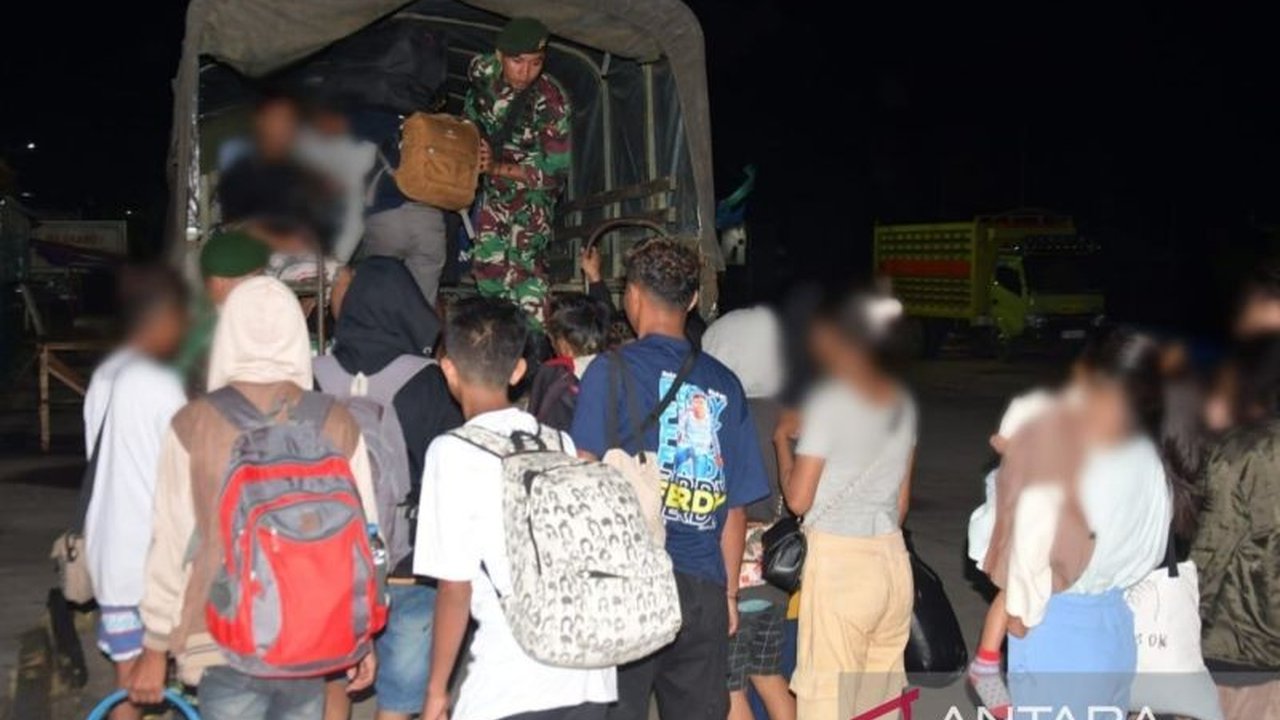 Satgas Pamtas Yonarmed 11/Kostrad berhasil menggagalkan upaya penyelundupan 57 calon PMI ilegal, termasuk 15 anak-anak, yang hendak dibawa ke Tawau, Malaysia, dan menyerahkan mereka ke BP3MI Nunukan.