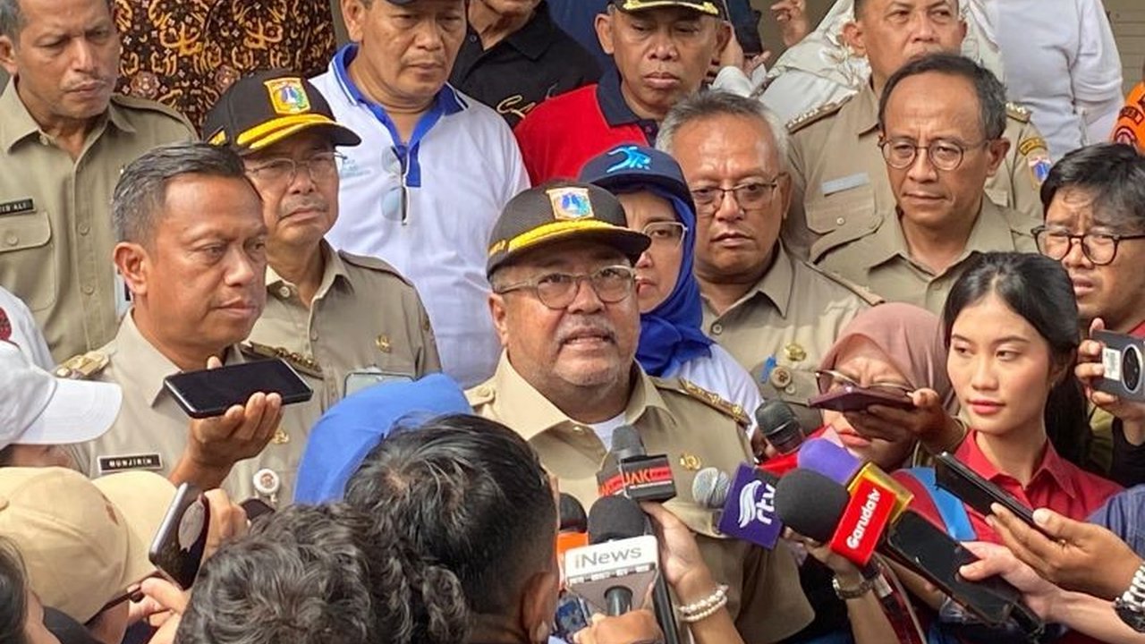 Wagub DKI Jakarta, Rano Karno, menanggapi instruksi Megawati Soekarnoputri yang melarang kepala daerah PDIP mengikuti retret di Akmil, dengan menyatakan fokus pada tugasnya sebagai wakil gubernur.