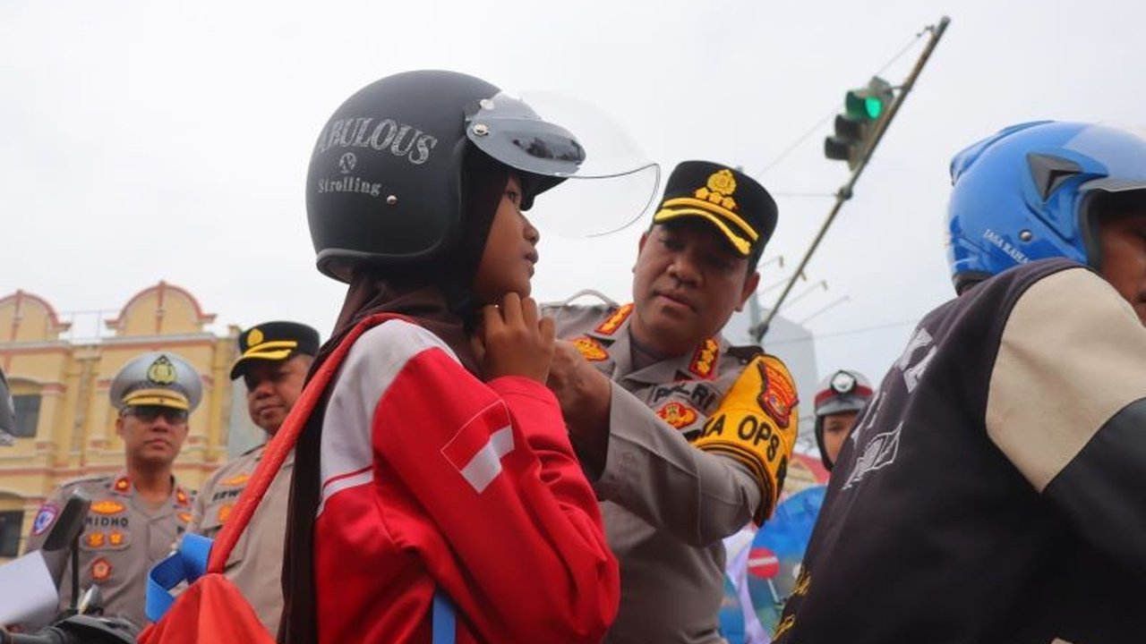 Polresta Bandarlampung membagikan helm gratis dan edukasi keselamatan berkendara dalam Operasi Keselamatan Krakatau 2025 untuk menekan angka kecelakaan lalu lintas di Bandarlampung.