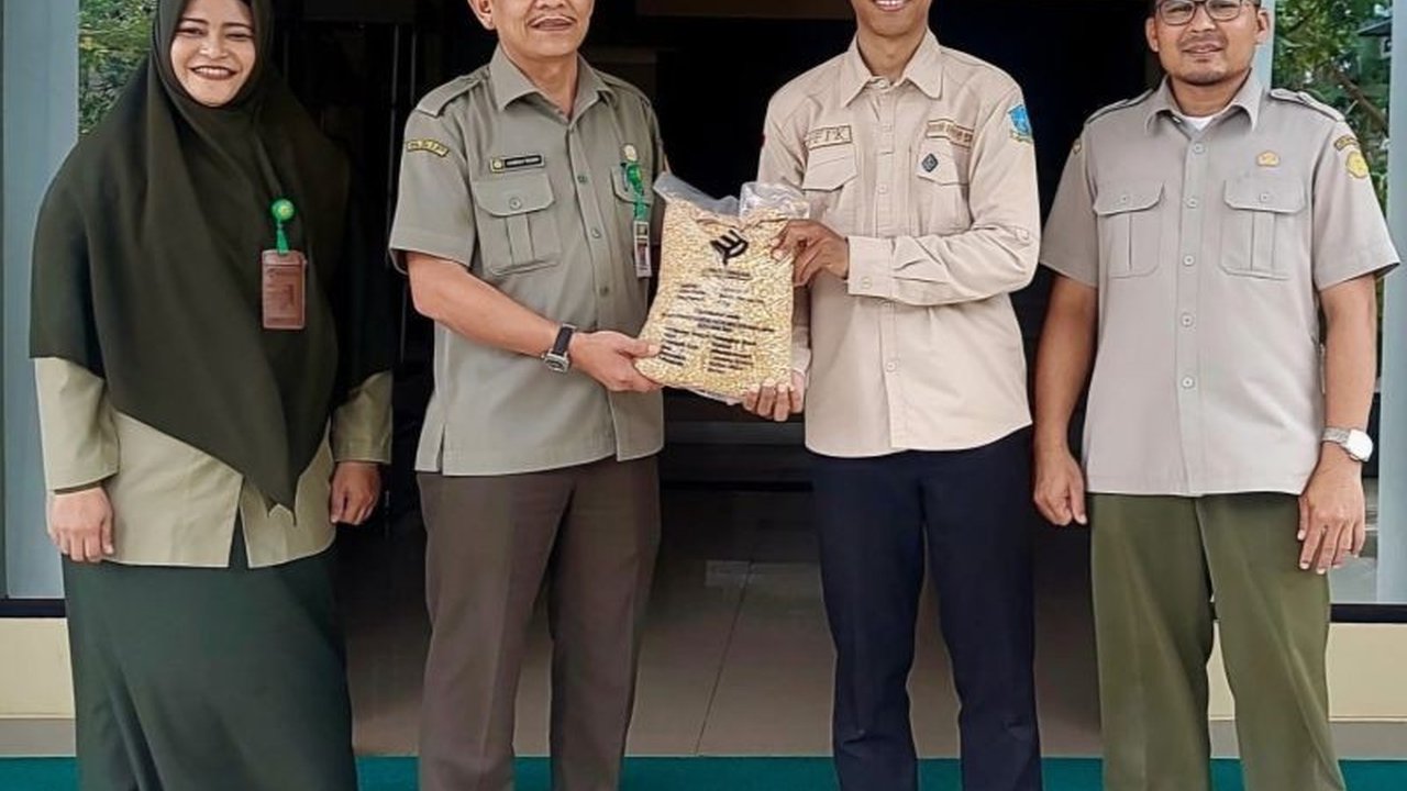 Kementerian Pertanian salurkan 100 kg benih padi dan 60 kg benih jagung unggul di Bintan, Kepri, untuk meningkatkan produktivitas pertanian dan mendukung program swasembada pangan nasional.