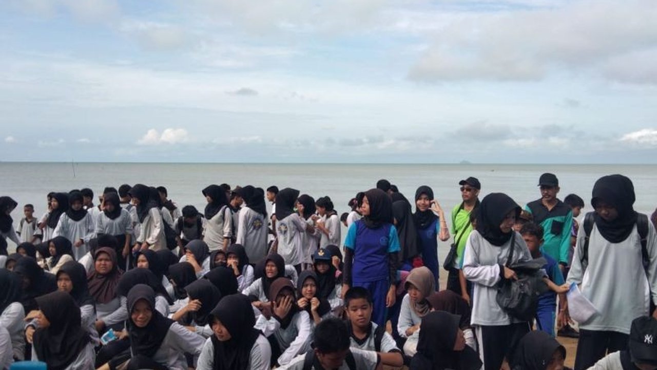 Sebanyak 1.200 siswa dan guru di Bengkayang, Kalimantan Barat, membersihkan pantai dalam rangka Hari Peduli Sampah Nasional (HPSN) 2025, menanamkan kesadaran lingkungan pada generasi muda.