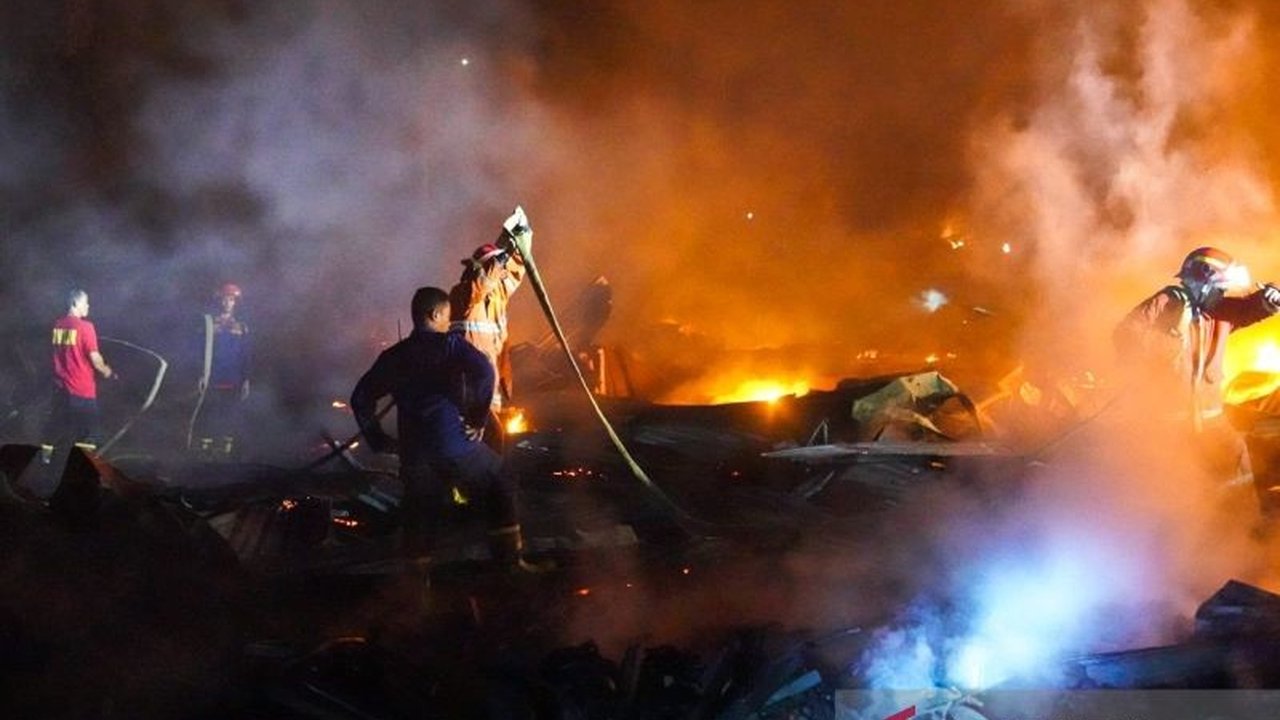 Dinas Damkar Kendari menangani 15 kasus kebakaran dari Januari hingga Februari 2025, dengan korsleting listrik sebagai penyebab utama.