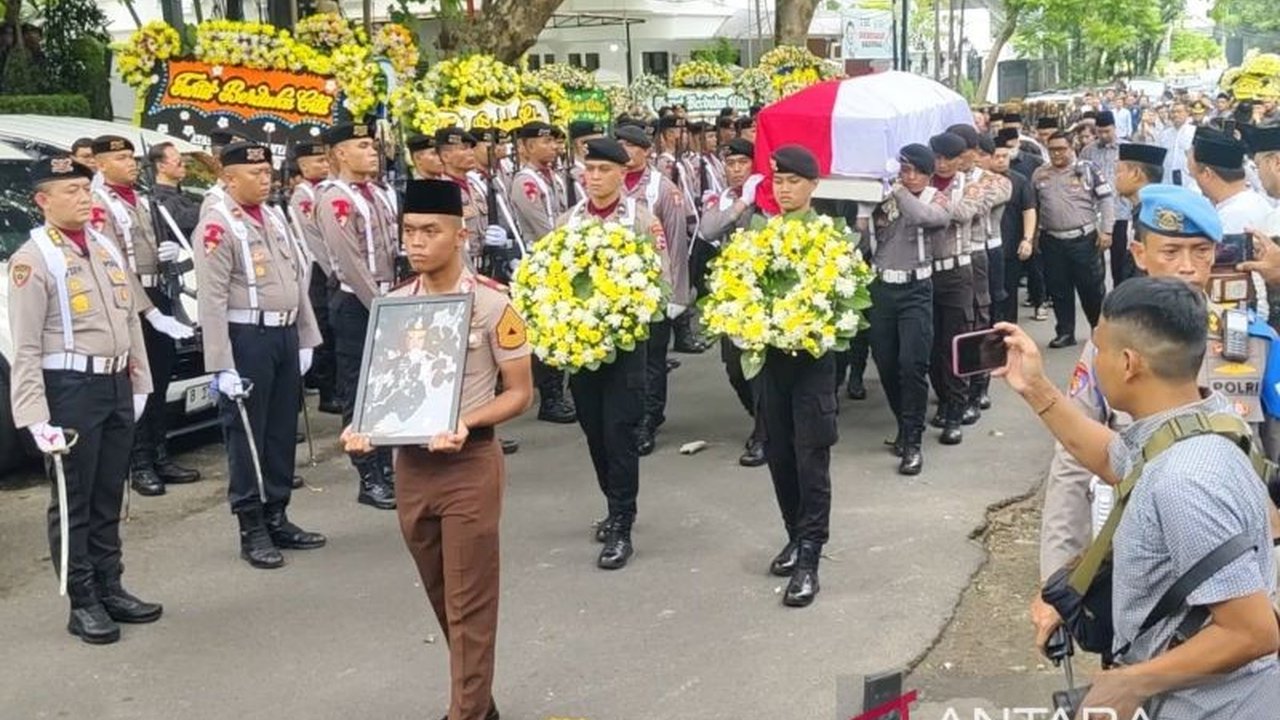 Mantan Wakapolri dan Menteri PANRB, Komjen Pol. (Purn) Syafruddin, dimakamkan di TMP Kalibata setelah dishalatkan di masjid, meninggalkan duka mendalam bagi keluarga dan Polri.