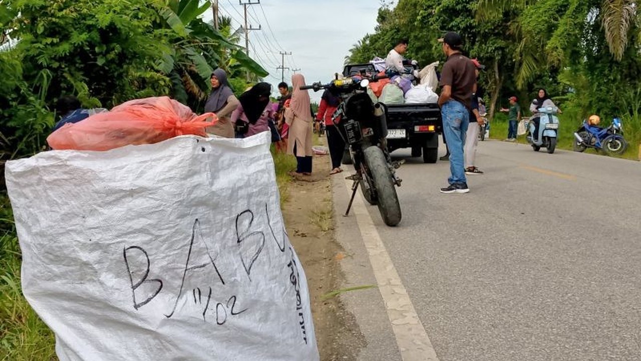 Warga Waru, Penajam Paser Utara, membersihkan sampah sepanjang 3 kilometer dalam rangka Hari Peduli Sampah Nasional, menunjukkan kepedulian terhadap lingkungan dan edukasi pengelolaan sampah.