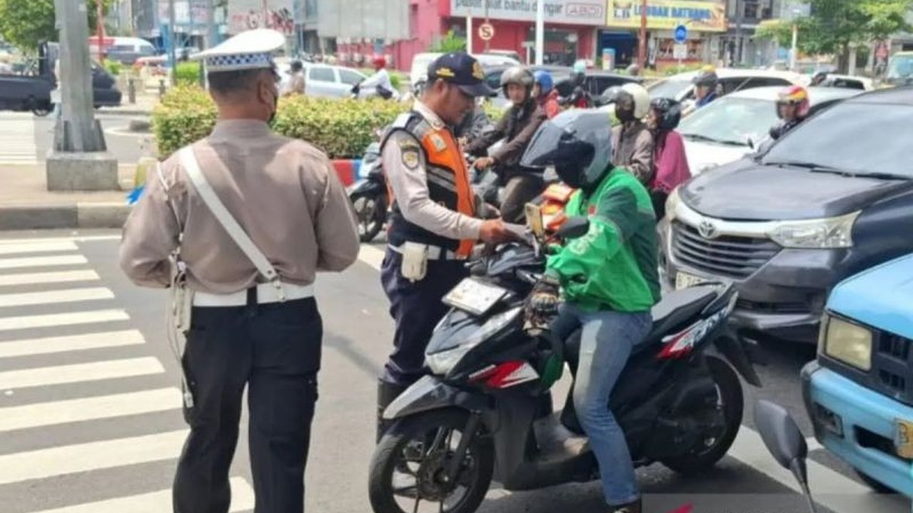 Personel gabungan dari Sudin Perhubungan Jakarta Timur hingga TNI menindak 31 kendaraan yang melanggar aturan lalu lintas dan parkir liar di tiga lokasi berbeda di Jakarta Timur.