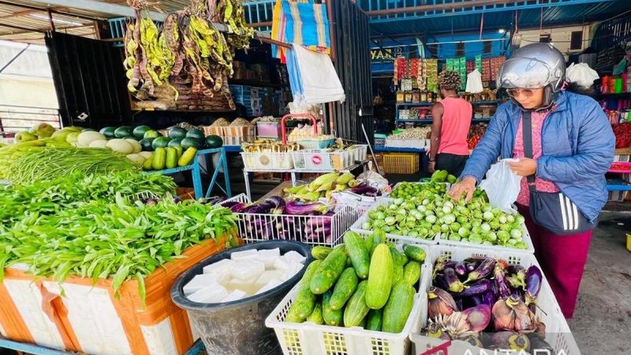 Pemerintah Kabupaten Jayawijaya menggelar operasi pasar menjelang Ramadhan 2025 untuk mengecek dan menindak barang kebutuhan pokok kedaluwarsa, sekaligus memberikan subsidi harga melalui pasar murah.